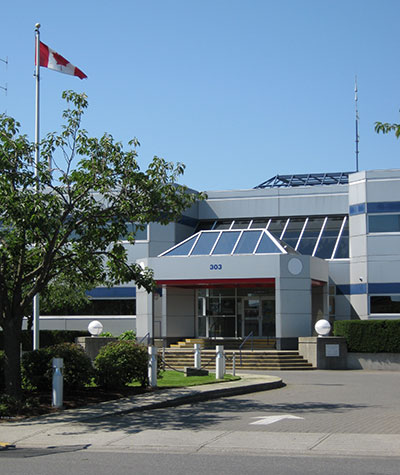 Façade du Détachement de Nanaimo et le drapeau canadien flottant au vent.