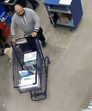 Le suspect avec un panier de magasinage et divers articles